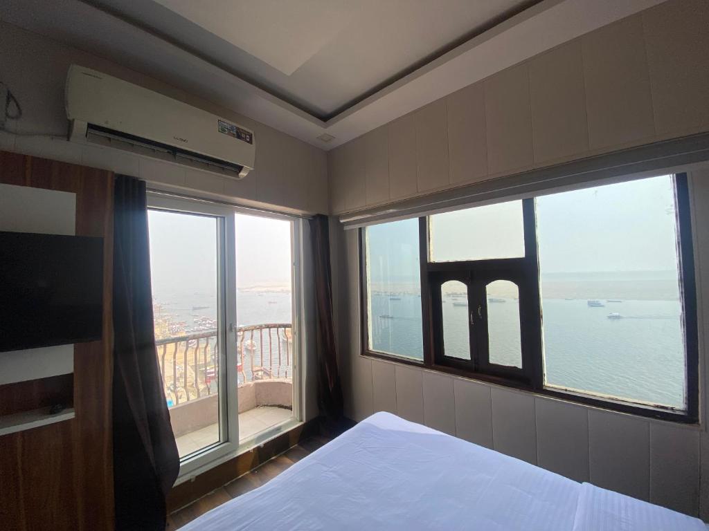 Postel nebo postele na pokoji v ubytování Hotel Sita Palace On Heritage Ghats Of Benaras