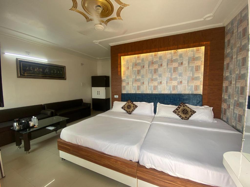 Postel nebo postele na pokoji v ubytování Hotel Sita Palace On Heritage Ghats Of Benaras