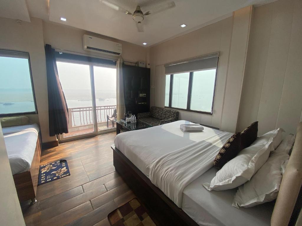 Postel nebo postele na pokoji v ubytování Hotel Sita Palace On Heritage Ghats Of Benaras