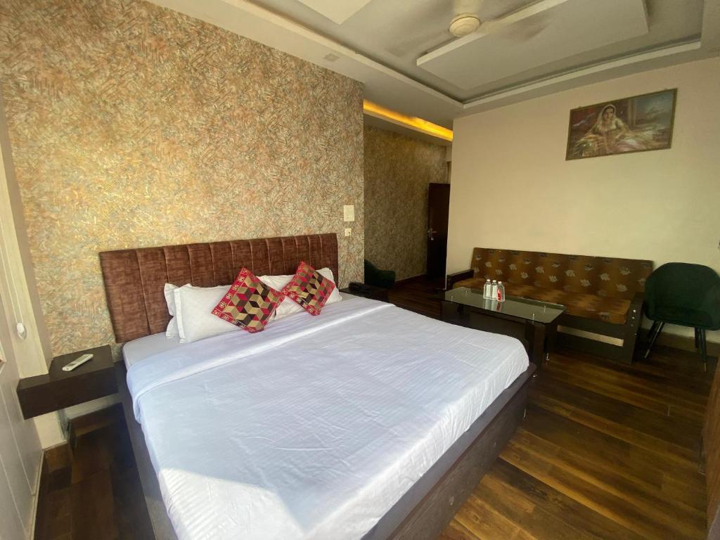 Postel nebo postele na pokoji v ubytování Hotel Sita Palace On Heritage Ghats Of Benaras