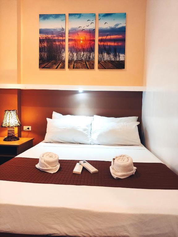 Postel nebo postele na pokoji v ubytování Aurelle Inn
