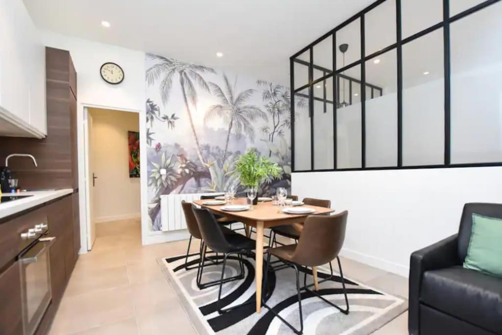 une cuisine et une salle à manger avec une table et des chaises dans l'établissement Charming Apartment -3BR/6P-Gare du Nord/Montmartre, à Paris