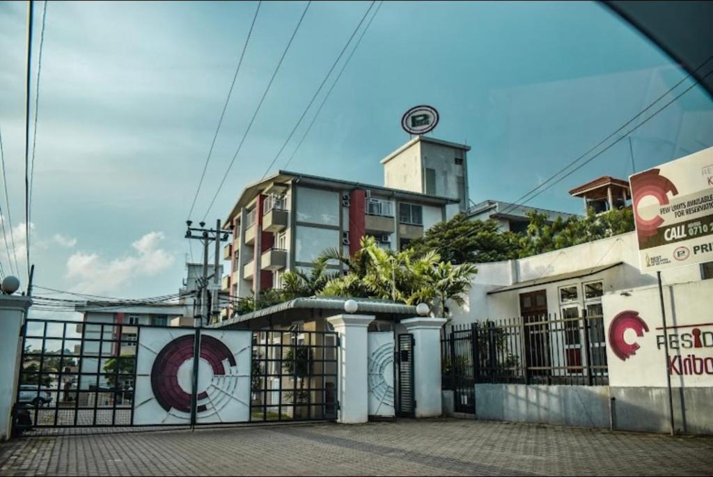 un edificio con una valla delante en No name, en Kadawata