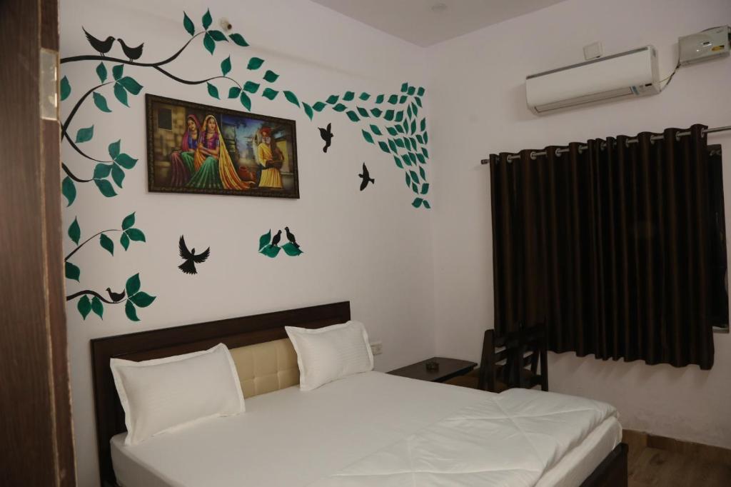 ウダイプールにあるRam Lakhan Hotel and Restaurantのベッドルーム1室(木の壁にベッド1台付)