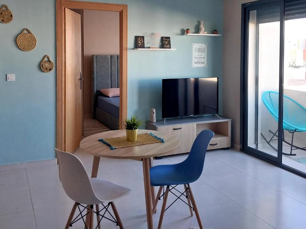 TV a/nebo společenská místnost v ubytování top apartment Airport Mohamed 5