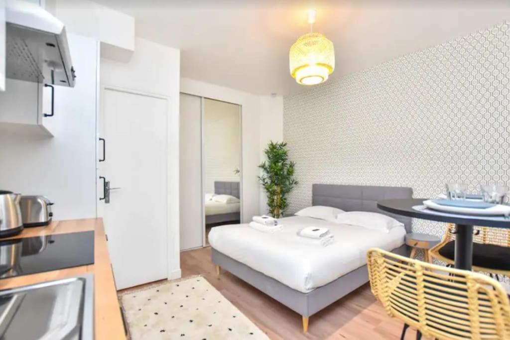 Il comprend une cuisine et un salon avec un lit et une table. dans l'établissement Cosy Studio 2P- Gare de l'Est/Paris Center, à Paris