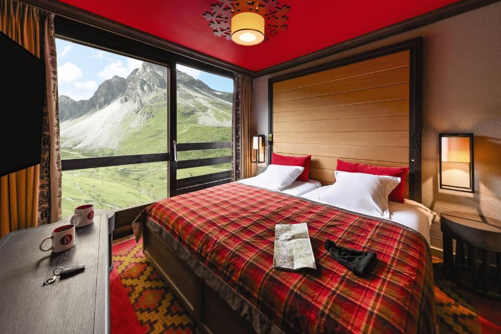 una camera con un grande letto e una grande finestra di Belambra Clubs Tignes Val Claret a Tignes