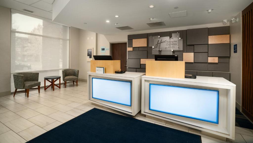 Kuchyň nebo kuchyňský kout v ubytování Holiday Inn Express & Suites - Brandon by IHG