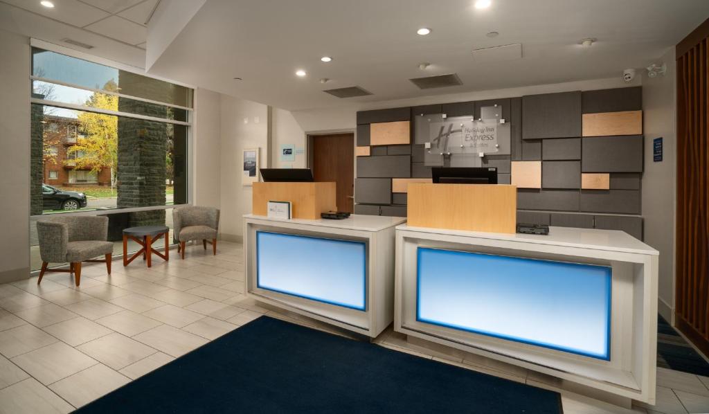 Kuchyň nebo kuchyňský kout v ubytování Holiday Inn Express & Suites - Brandon by IHG