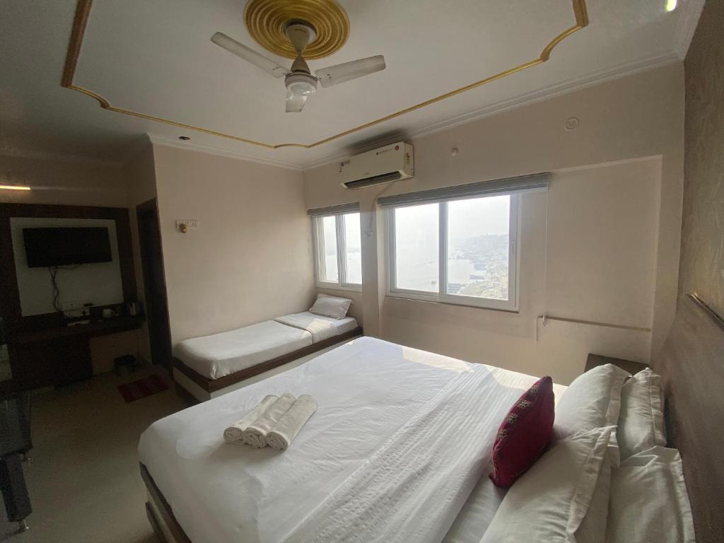 Postel nebo postele na pokoji v ubytování Hotel Sita Palace On Heritage Ghats Of Benaras