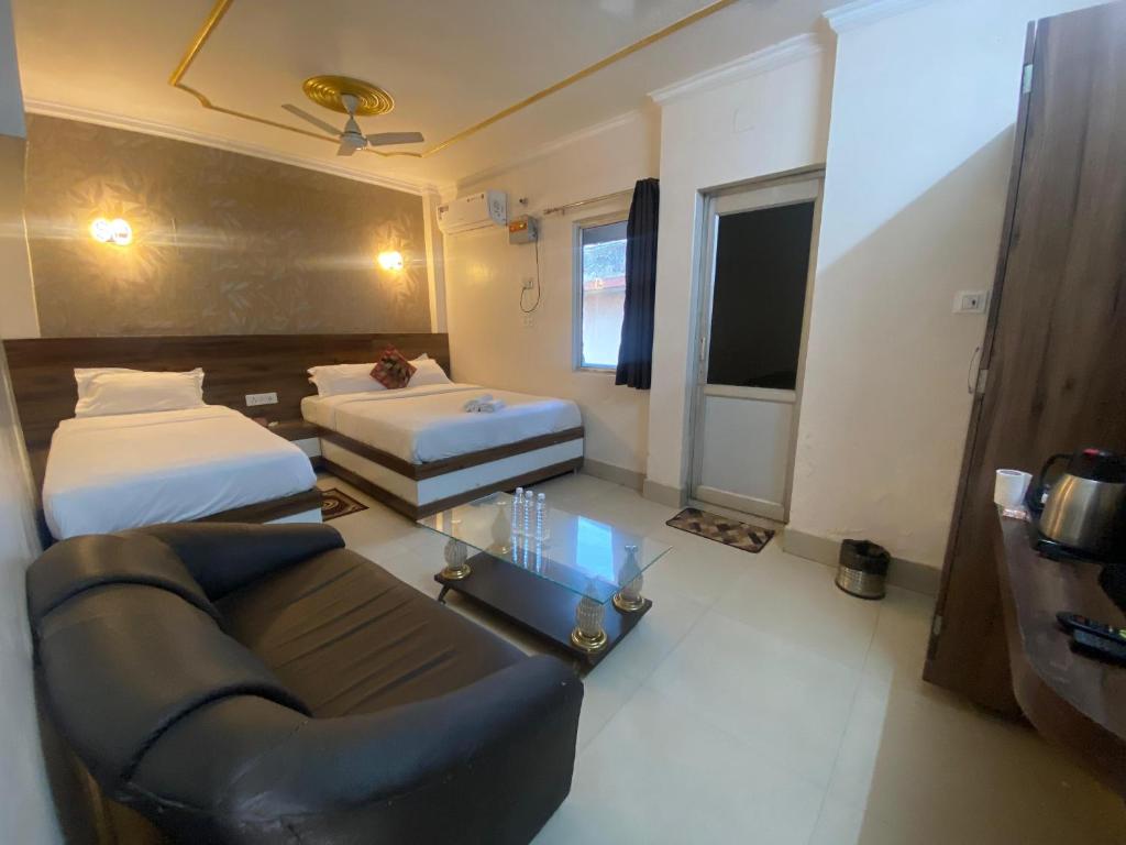 Postel nebo postele na pokoji v ubytování Hotel Sita Palace On Heritage Ghats Of Benaras