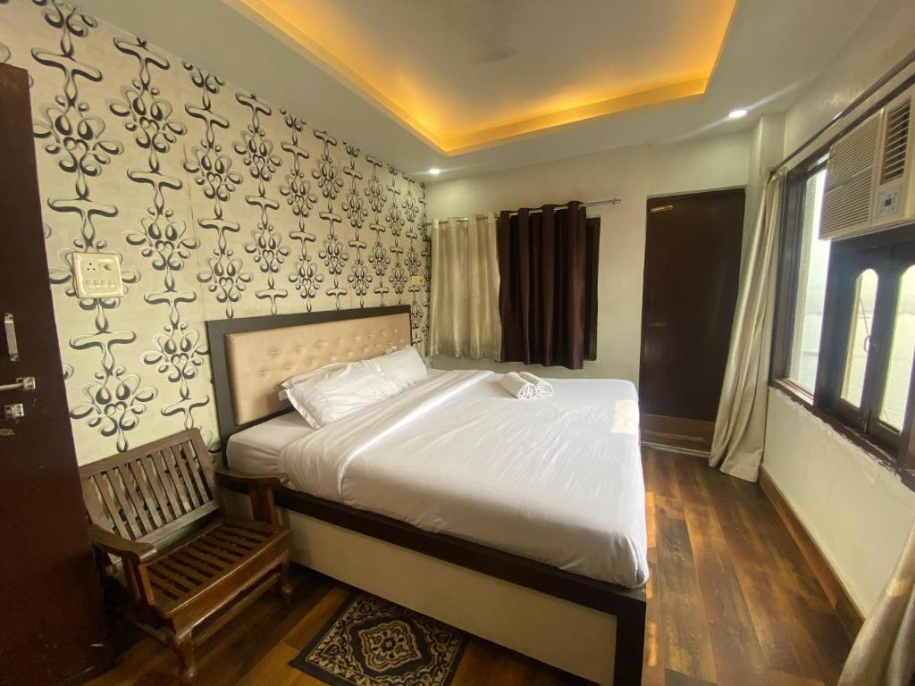 Postel nebo postele na pokoji v ubytování Hotel Sita Palace On Heritage Ghats Of Benaras