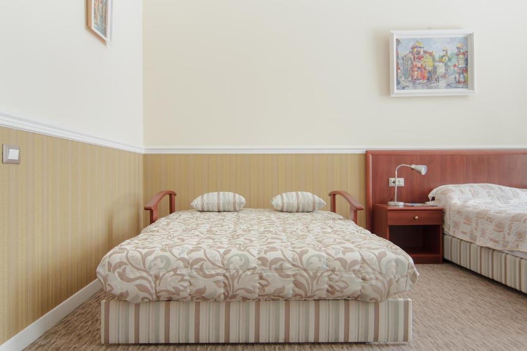 Postel nebo postele na pokoji v ubytování Consul Hotel Консул