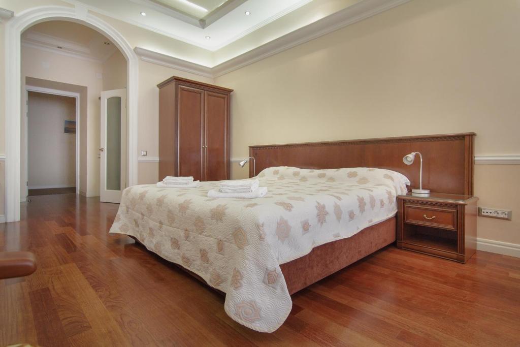 Postel nebo postele na pokoji v ubytování Consul Hotel Консул