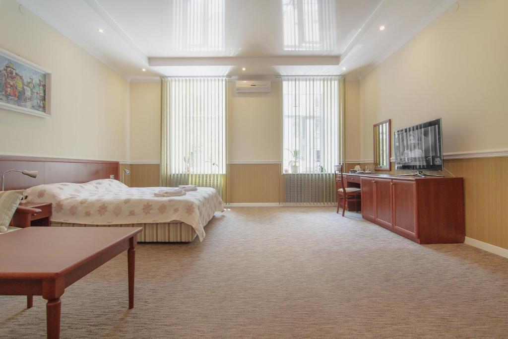 TV a/nebo společenská místnost v ubytování Consul Hotel Консул