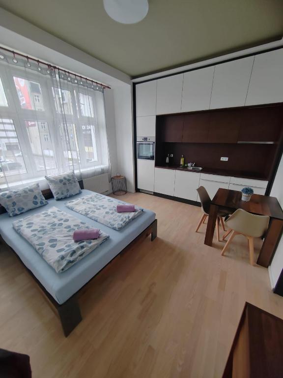 Postel nebo postele na pokoji v ubytování Skořepka15 apartment Brno-střed