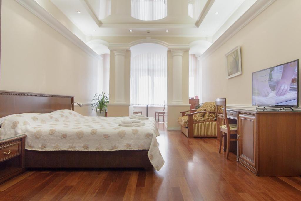 TV a/nebo společenská místnost v ubytování Consul Hotel Консул