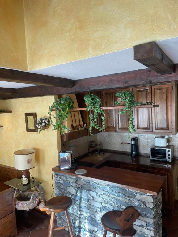 uma cozinha com um balcão com um balcão de pedra em B&B Borgata 2000 em Borgata Sestriere