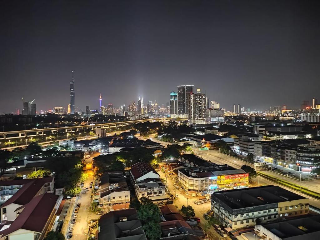 un perfil urbano por la noche con edificios y luces en RC Residences @ Sungai Besi Homestay by Birdy Stay en Kuala Lumpur