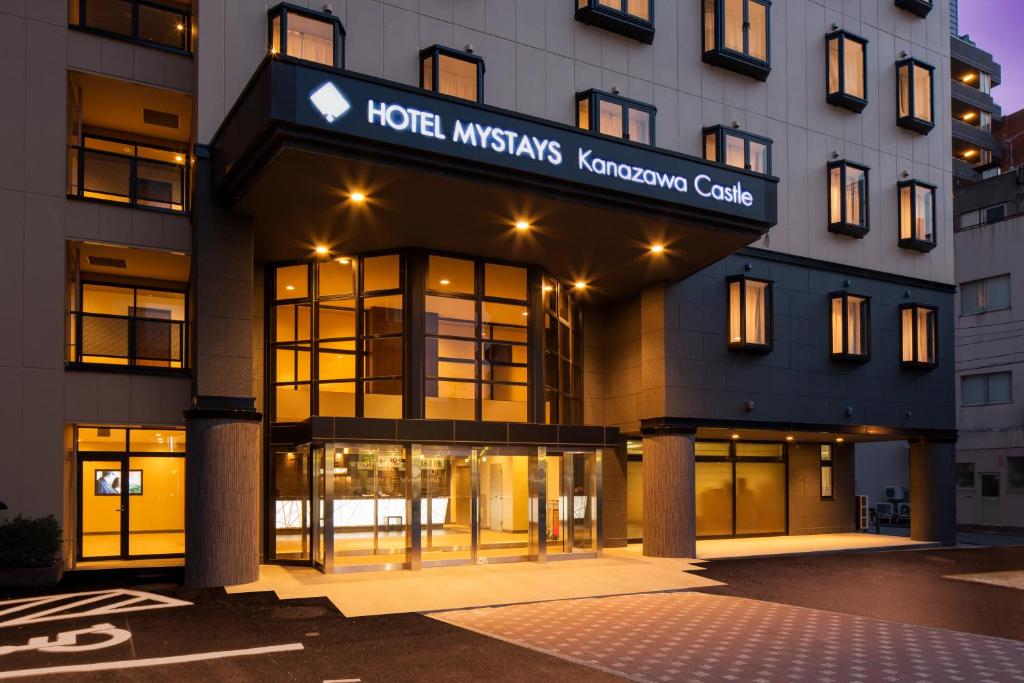 un hotel con un cartel en la parte delantera de un edificio en HOTEL MYSTAYS Kanazawa Castle en Kanazawa