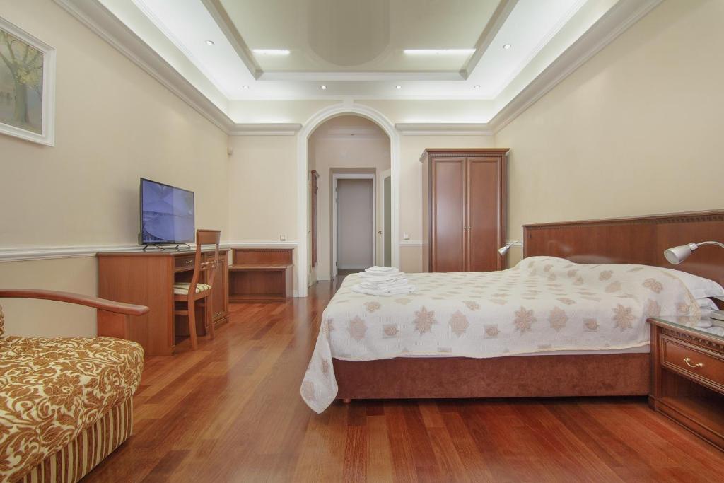 Postel nebo postele na pokoji v ubytování Consul Hotel Консул