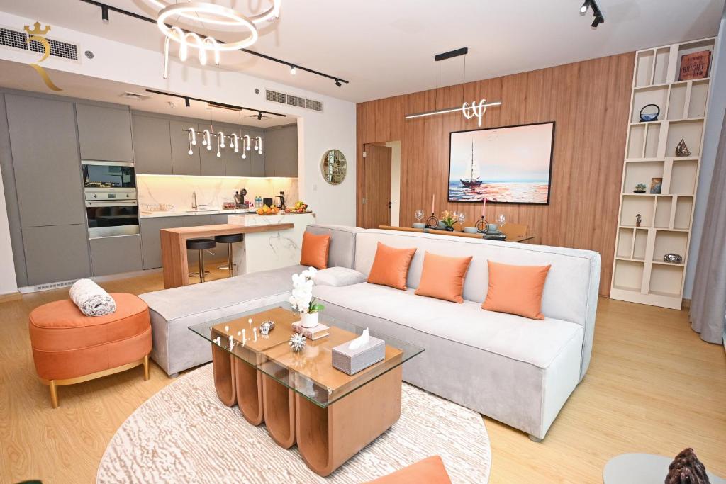 Sandy 1BR Soul Beach Mamsha Al Saadiyat Island في أبوظبي: غرفة معيشة مع أريكة بيضاء وطاولة