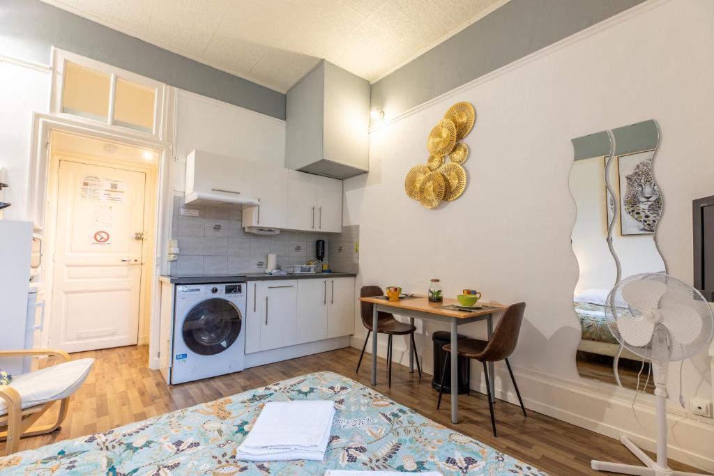 Kuchyň nebo kuchyňský kout v ubytování Résidence du Parc appartement calme