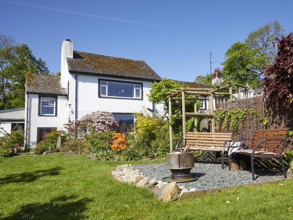 a house with a garden with a bench and a fountain at 2 Bed in Bassenthwaite SZ381 in Bassenthwaite Lake