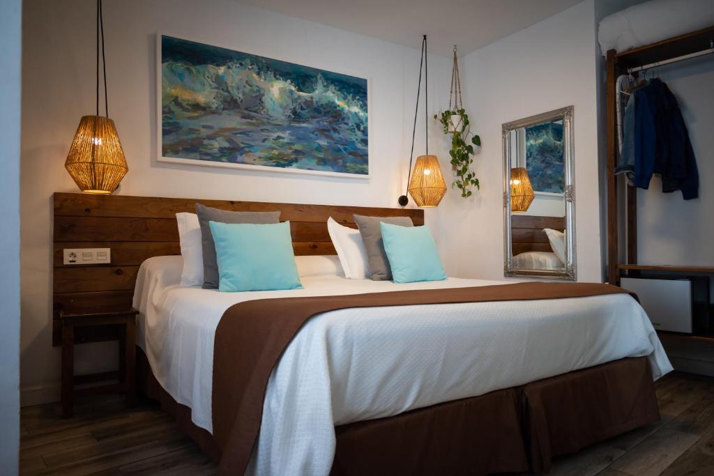 Postel nebo postele na pokoji v ubytování Hostal Boutique Casa del Mar Altea