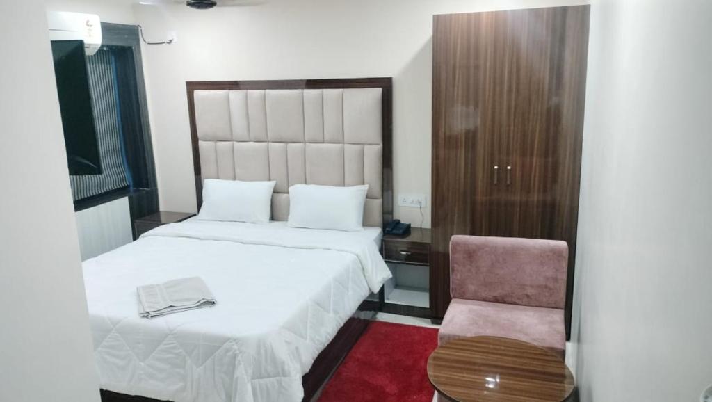 سرير أو أسرّة في غرفة في HOTEL TAZZ ODISHA