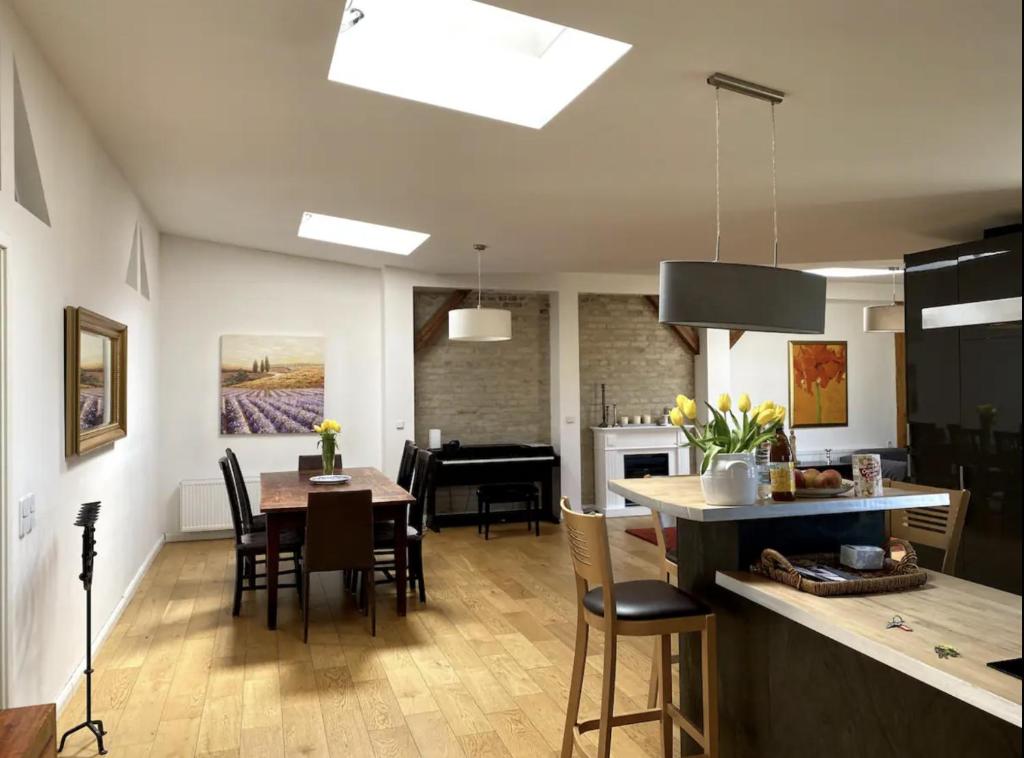 Una cocina y una sala de estar con mesa y sillas. en FBApartments, en Berlín