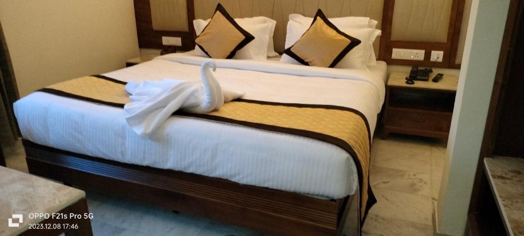 Postel nebo postele na pokoji v ubytování Hotel Saratharajans