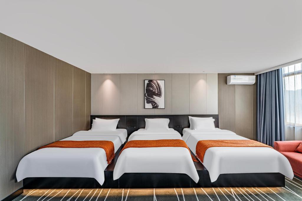Postel nebo postele na pokoji v ubytování Boyue Miyazaki Hotel - Guangzhou Baiyun International Airport