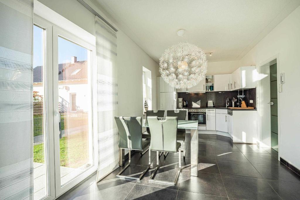 卡尔斯哈根DHH Claire的一间有桌椅和枝形吊灯的餐厅