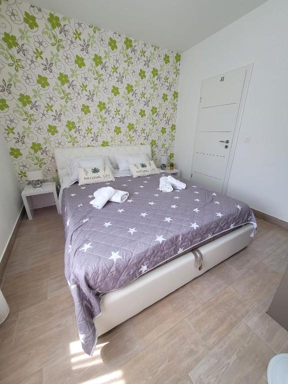 Postel nebo postele na pokoji v ubytování Apartment Toth - Rtina Benići