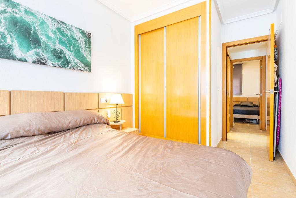 Posteľ alebo postele v izbe v ubytovaní Apartamento MAGIC WORLD nueva Marina D`or 2 dormitorios Edificio Torremar