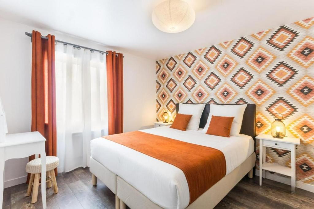um quarto com uma cama grande e uma parede em Gîte Un air de Bicoque em Dives-sur-Mer