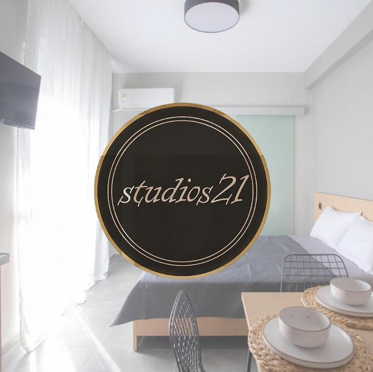 Studios 21 في نيدري: غرفة بها سرير مع وضع علامة عليه