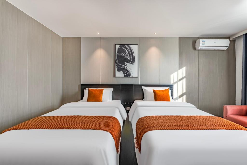 Postel nebo postele na pokoji v ubytování Boyue Miyazaki Hotel - Guangzhou Baiyun International Airport