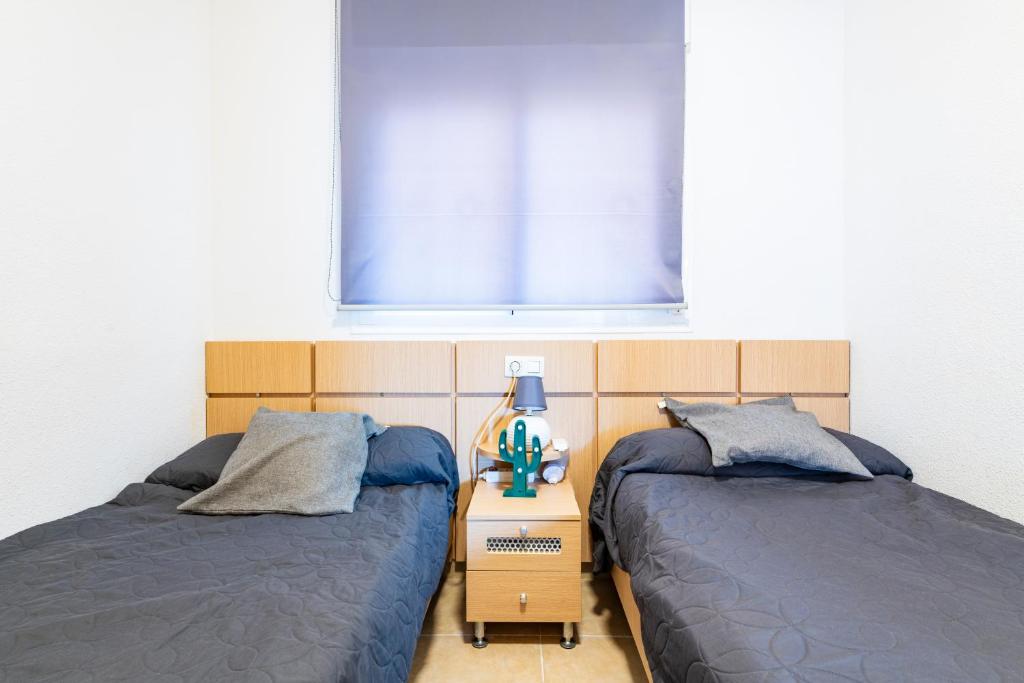 Posteľ alebo postele v izbe v ubytovaní Apartamento MAGIC WORLD nueva Marina D`or 2 dormitorios Edificio Torremar