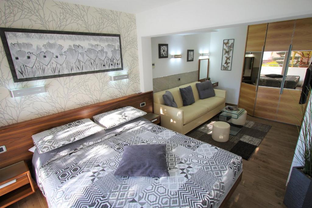 a bedroom with a bed and a couch at Apartment Superior in Fjesa