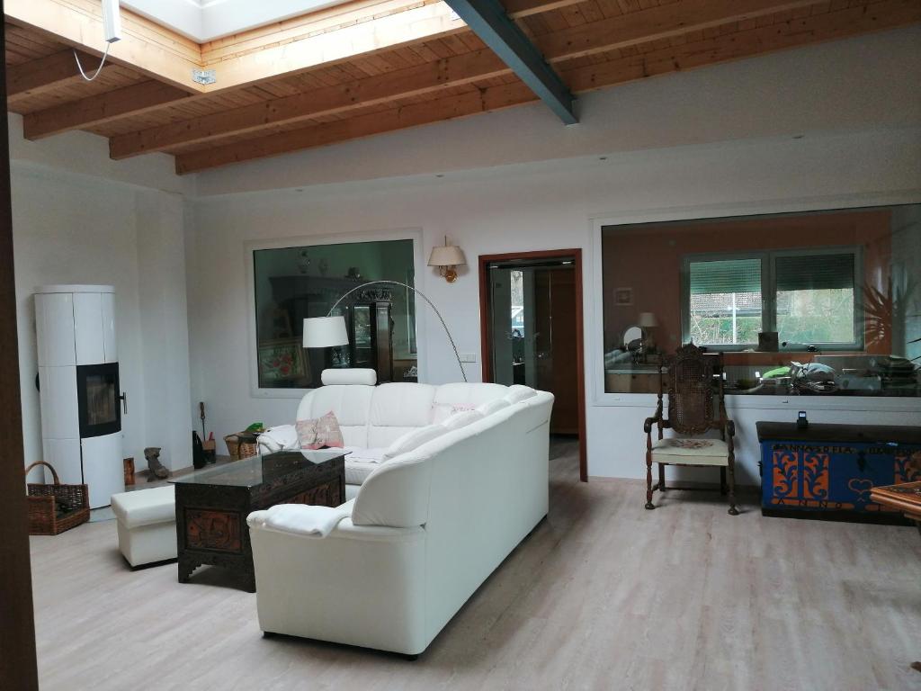 uma sala de estar com um sofá branco e uma mesa em Das Haus am Stoerkanal em Plate