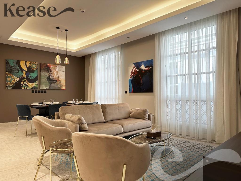 un soggiorno con divano e tavolo di Kease King Salman K-7 Lusso Najd AX14 a Riyad