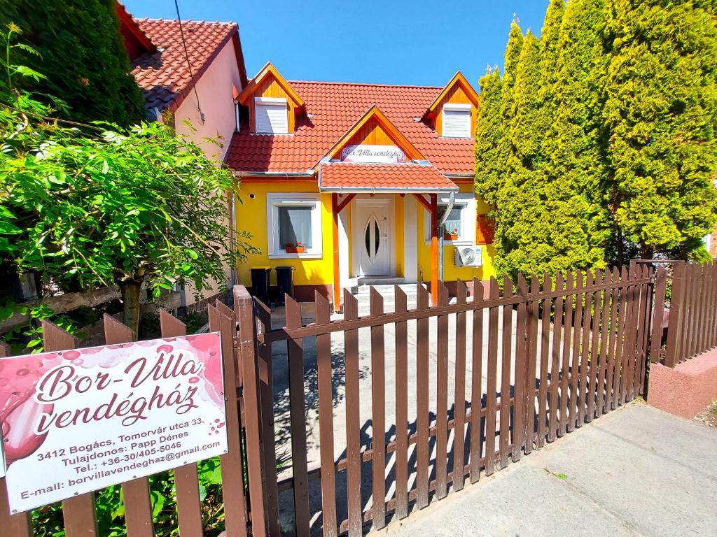 ボガーチにあるBor-Villa vendégházの黄色の家