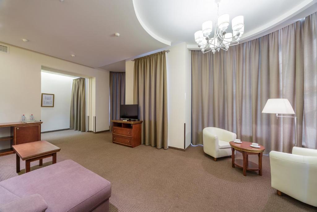 TV a/nebo společenská místnost v ubytování Alarus Luxe Hotel