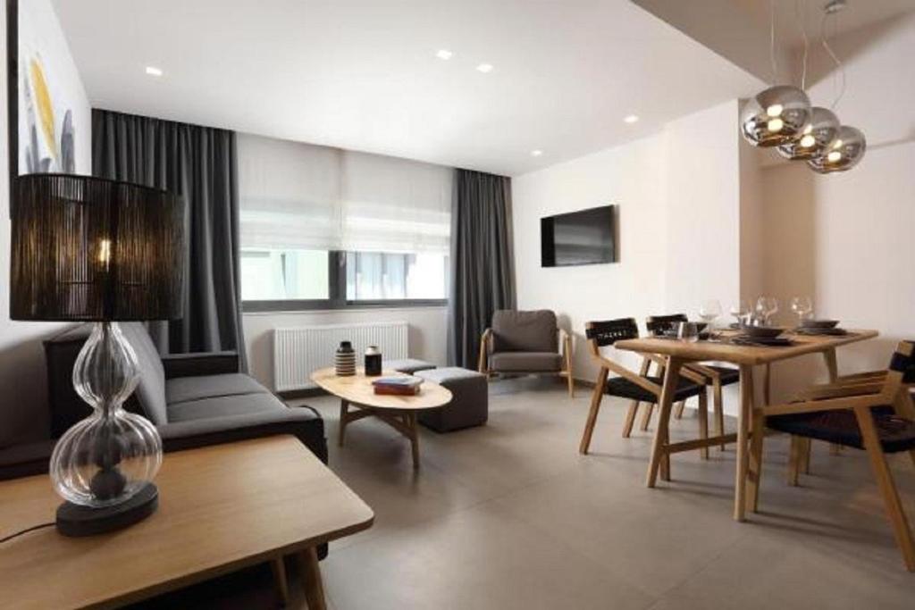 雅典的住宿－Fivos Luxury Suite，一间带桌子的客厅和一间餐厅