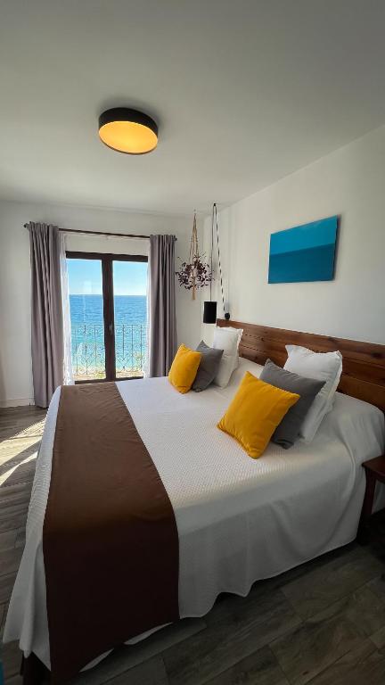 Postel nebo postele na pokoji v ubytování Hostal Boutique Casa del Mar Altea
