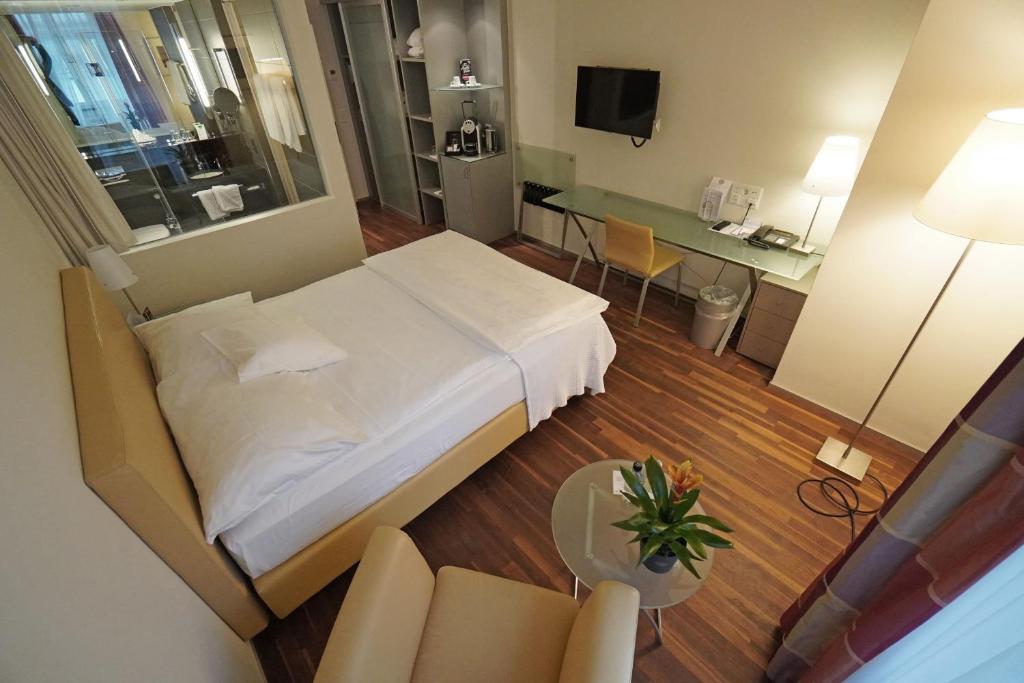 TV a/nebo společenská místnost v ubytování Hotel Glockenhof Zürich