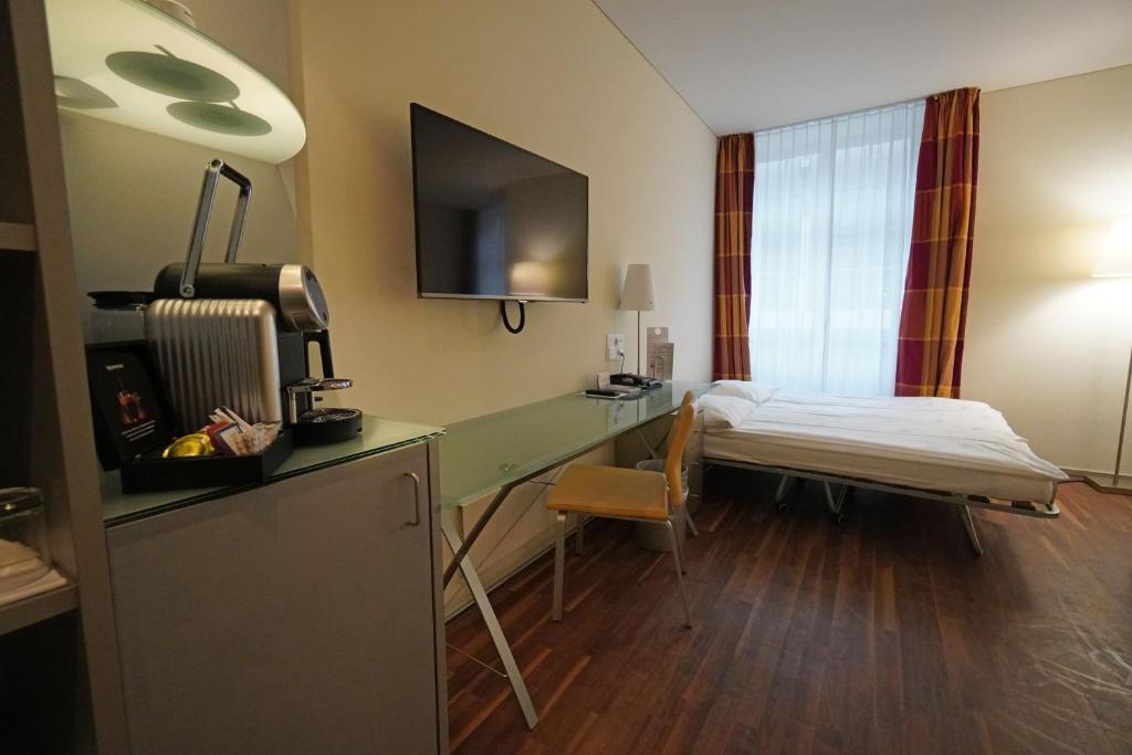 TV a/nebo společenská místnost v ubytování Hotel Glockenhof Zürich