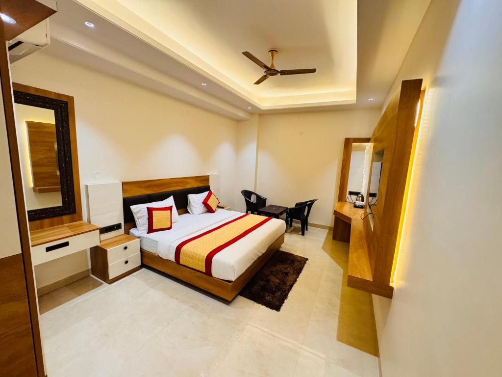 Postel nebo postele na pokoji v ubytování Masaga by Qcent, Gurugram